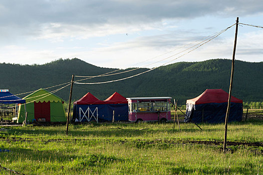 草原上的彩色帐篷