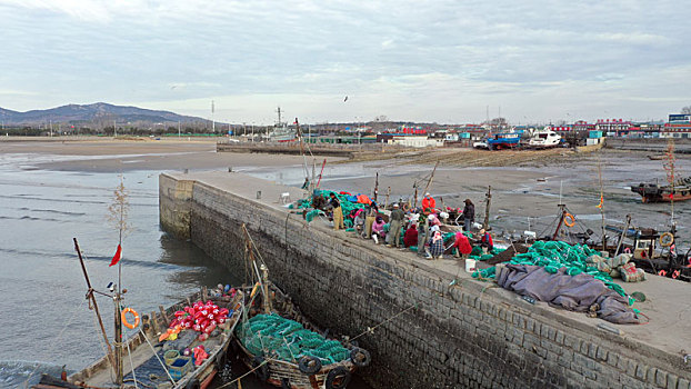 山东省日照市,清晨的渔码头热闹非凡,渔民忙着海上春播期盼丰收
