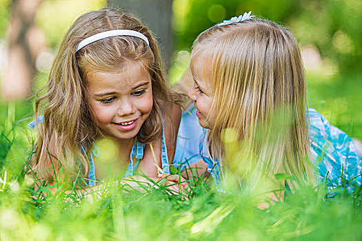 两个,小,姐妹,乐趣,夏天,公园,卧,草坪