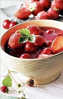 冷汤,樱桃,草莓