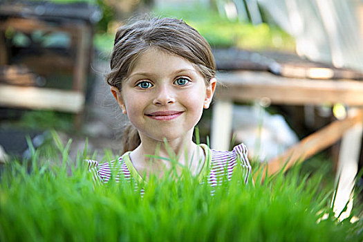 农场,女孩,站立,微笑,温室,长椅,看,上方,绿色,幼苗,托盘