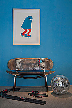 长椅,滑板,仰视,现代,蓝色背景,墙壁