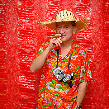 男人,夏威夷衫,相机,草帽,雪茄,红色背景