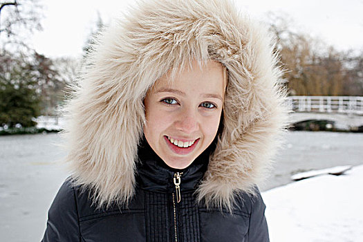 微笑,女孩,戴着,毛皮,帽子,雪中