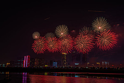 烟花,建筑群,河流,夜景,水,灯,节日