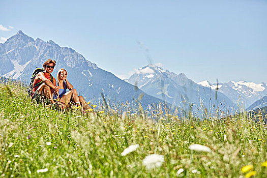 男人,女人,坐,草地,山,背影,左边,冰河,因斯布鲁克,奥地利,欧洲
