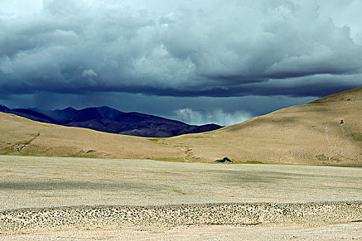 西藏山峦山雨