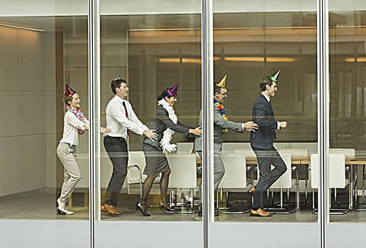 商务人士,穿,派对帽,跳舞,线条,会议室,窗户