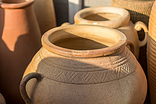 传统陶器罐子