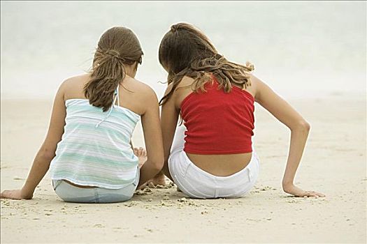 后视图,两个女孩,坐,海滩