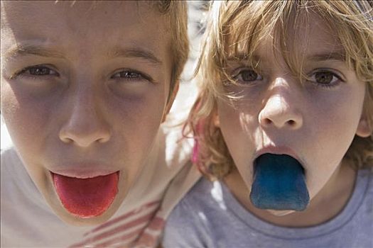 两个孩子,展示,彩色,舌头