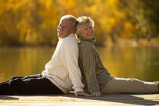 湖,桥,老年,夫妻,坐,高兴,倚靠,一起,微笑,侧面,秋天,黃昏,养老金,人,66岁,60-70岁,老人,两个,一对,情侣,岁月,灰发,健身,相互关系,满意,和谐,喜爱,坚实