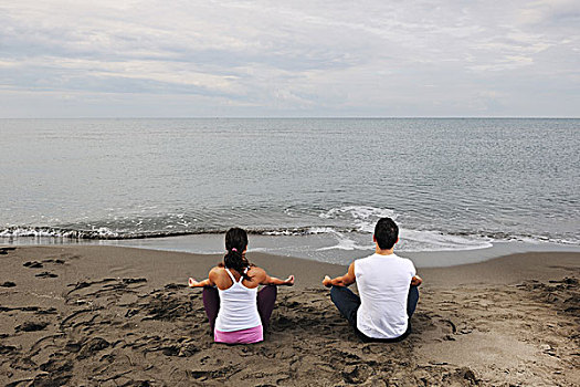 年轻,情侣,人,沉思,瑜珈,盘腿坐,早晨,海滩