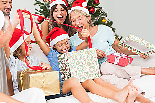 幸福之家,圣诞节,打开,礼物,一起,沙发