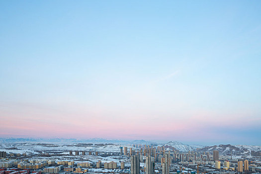 新疆乌鲁木齐雅山博格达峰城市日出风光