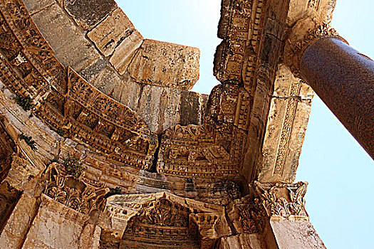 黎巴嫩巴尔贝克神庙遗址仰视