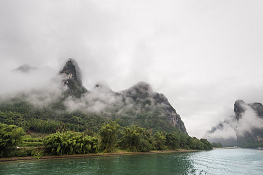 烟雨中的中国桂林漓江山水风光