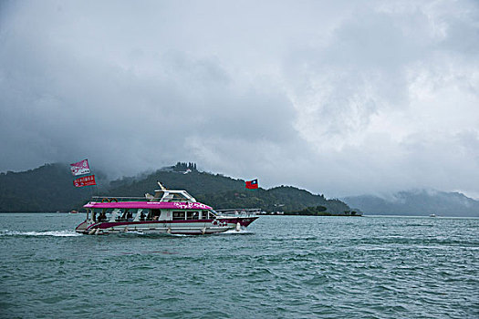 台湾南投县日月潭上来往穿梭的客运游艇