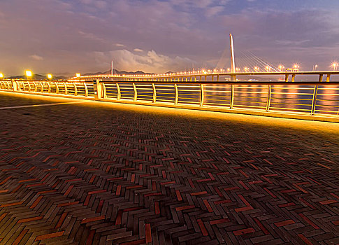 深圳湾大桥夜景和无人的花砖路面