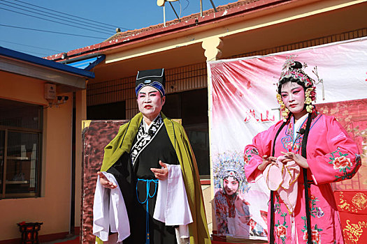 山东省日照市,庄户剧团进农村,农民登台唱大戏