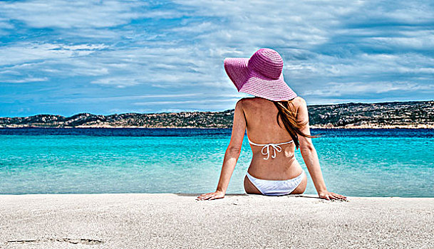 后视图,美女,戴着,比基尼,太阳帽,海滩,萨丁尼亚,意大利
