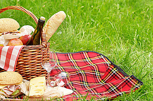 野餐篮,苹果,面包,奶酪,葡萄酒,三明治