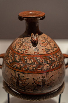 秘鲁兰巴里·奥里维拉博物馆藏印加帝国陶昆虫装饰厄普壶