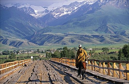 吉尔吉斯斯坦,牧羊人,穿过,木桥,小,乡村,城镇,建造,约会,背影,八世纪,一个,最好,买,地毯