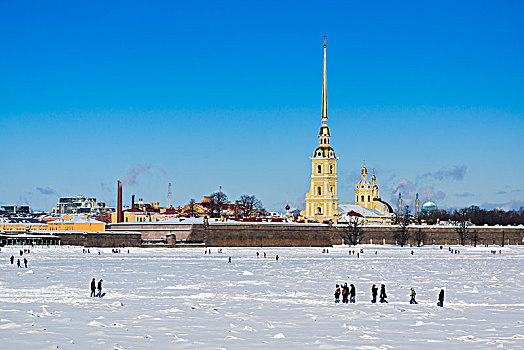 俄罗斯冬日圣彼得堡冰雪覆盖的涅瓦河