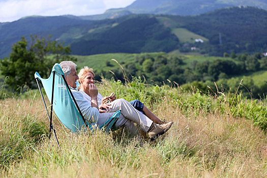 老年,夫妻,放松,折叠椅,乡村