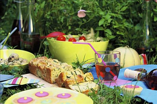 野餐,西葫芦,水果蛋糕,沙拉盘,鹌鹑蛋,玻璃杯,吸管,瓜,绿色植物,背景