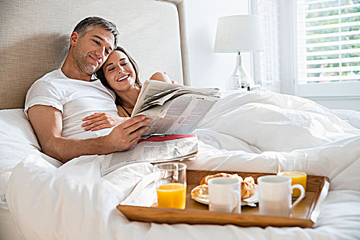 微笑,情侣,读报,享受,床上早餐