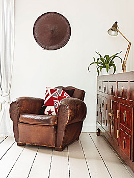 旧式,皮制扶手椅,靠近,老式,衣柜,白色背景,木地板