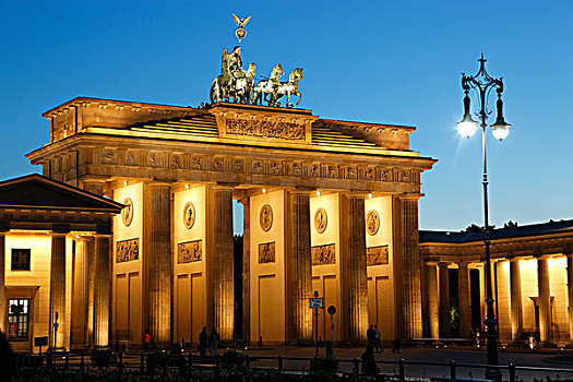 德国,柏林,菩提树,勃兰登堡门,泛光灯照明