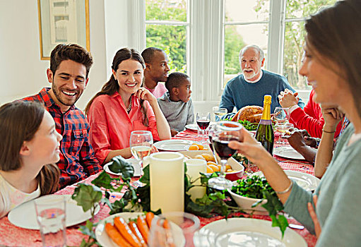 多种族,多口之家,享受,圣诞晚餐,桌子