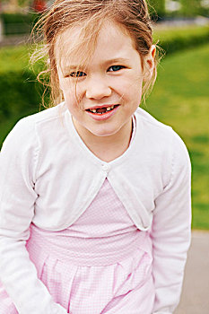 头像,5岁,老,女孩,粉红裙,白色,毛衣,微笑,看镜头,展示,正面,掉牙