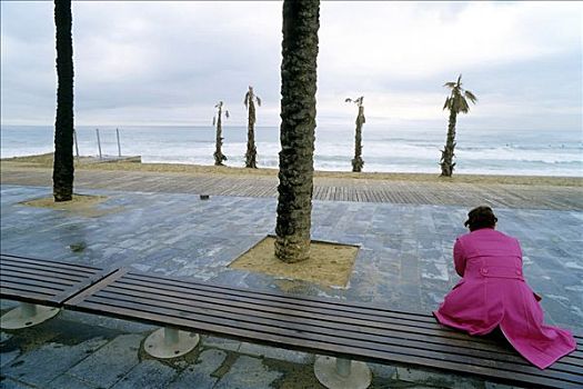 孤单,女人,穿,粉色,外套,坐,长椅,看,海洋,散步场所,巴塞罗那,西班牙,欧洲