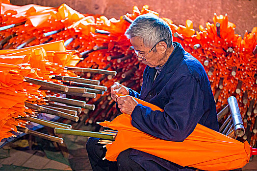 安徽,泾县,孤峰村,油布伞,传统,工匠,手艺,老人,制作,色彩,橙色