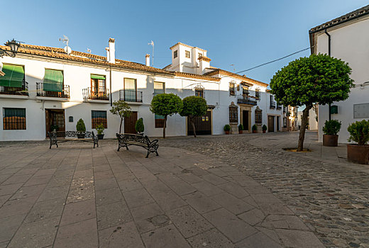 西班牙安达卢西亚白色小镇龙达街道景观和传统的白色房屋