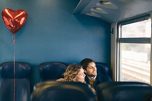 情侣,心形,气球,向窗外看,列车