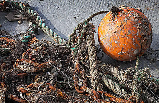 老,缠结,渔网,橙色,球体,浮漂,卧,海岸