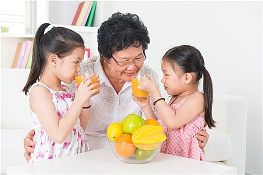 亚洲家庭,喝,新鲜,橙汁