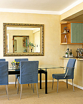 现代,开放式格局,厨房,就餐区,玻璃桌,蓝色,遮盖,椅子,镀金,镜子