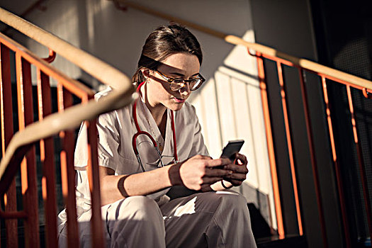 女医生,坐,楼梯,智能手机