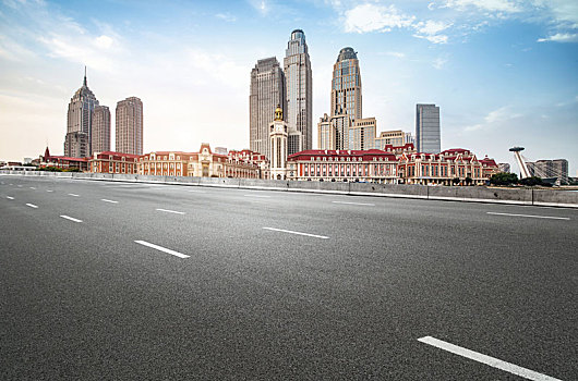 汽车广告背景,公路和现代城市建筑