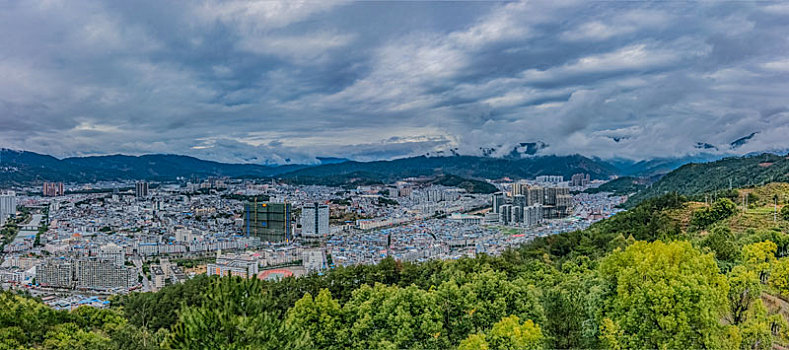 福建省福安市山谷中多云天气城区高楼建筑环境景观