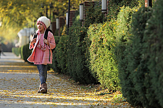 年轻,女孩,走,人行道,穿,粉色,外套,帽子,背包