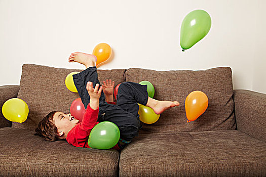 男孩,躺着,沙发,踢,气球