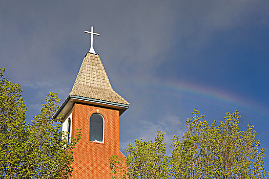 教堂,尖顶,十字架,框架,树,蓝天,卡尔加里,艾伯塔省,加拿大