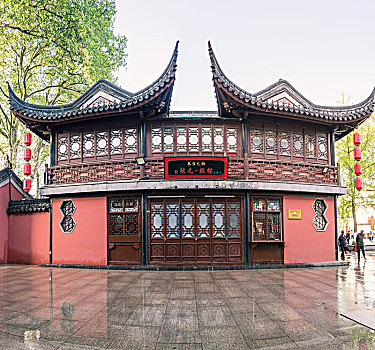 南京夫子庙古运河边的步行街古建筑全景图
